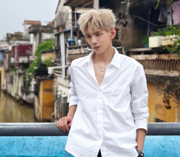 皇冠现金网 中超球员失业转行 靠颜值成为偶像短剧男主