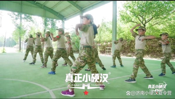 皇冠足球网 小硬汉军事夏令营10周年：济南7天14天21天28天30天夏令营哪家好